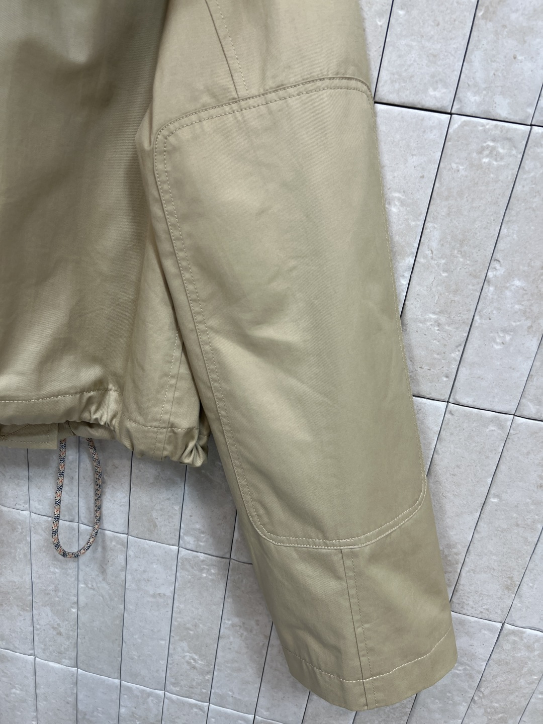 BUR家 25秋冬新款 连帽短装小风衣 上身酷帅时髦 街拍大片既视感 连帽设计经典又时尚 连帽宽松短款版