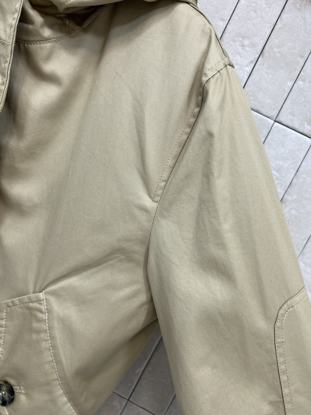 BUR家 25秋冬新款 连帽短装小风衣 上身酷帅时髦 街拍大片既视感 连帽设计经典又时尚 连帽宽松短款版