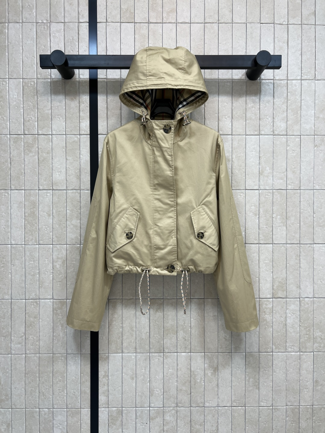 NO:500950,BUR Home 25 autumn and winter new style hooded short trench coat, cool and fashionable upper body, street shooting blockbuster feels classic and fashionable hooded design, loose and short hooded style is easy to wear and easy to match, easy to control even fat and thin, classic plaid lining inside, waist design, upper body reduces age and fashionable, one color three-code, burberry, hats, alexander wang19860909BUR家 25秋冬新款 连帽短装小风衣 上身酷帅时髦 街拍大片既视感 连帽设计经典又时尚 连帽宽松短款版型好穿又易搭配 胖瘦都能轻松驾驭 里面经典格纹内衬 衣摆收腰设计 上身减龄又时髦 一色三码,,burberry,hats,alexander wang,Women's clothing