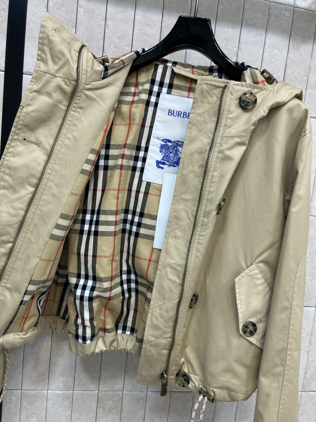 BUR家 25秋冬新款 连帽短装小风衣 上身酷帅时髦 街拍大片既视感 连帽设计经典又时尚 连帽宽松短款版