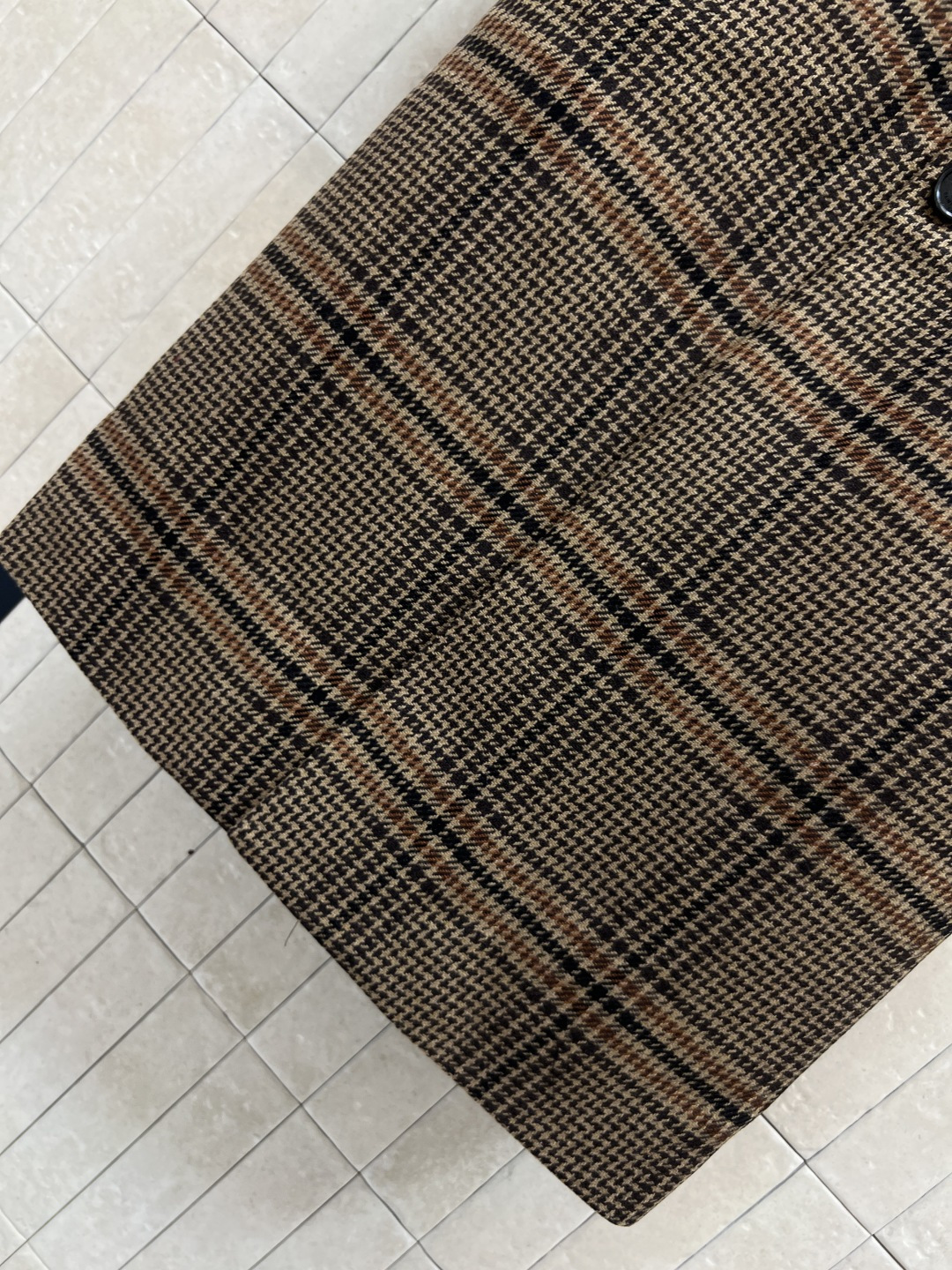 25秋冬新款 格纹羊毛大衣 定制复古格纹羊毛面料 质感超赞 亲肤舒适有重量 贴布口袋点缀 宽松廓形大衣上