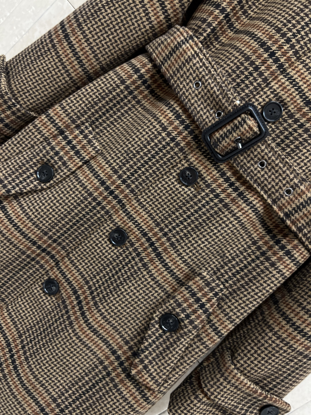 25秋冬新款 格纹羊毛大衣 定制复古格纹羊毛面料 质感超赞 亲肤舒适有重量 贴布口袋点缀 宽松廓形大衣上