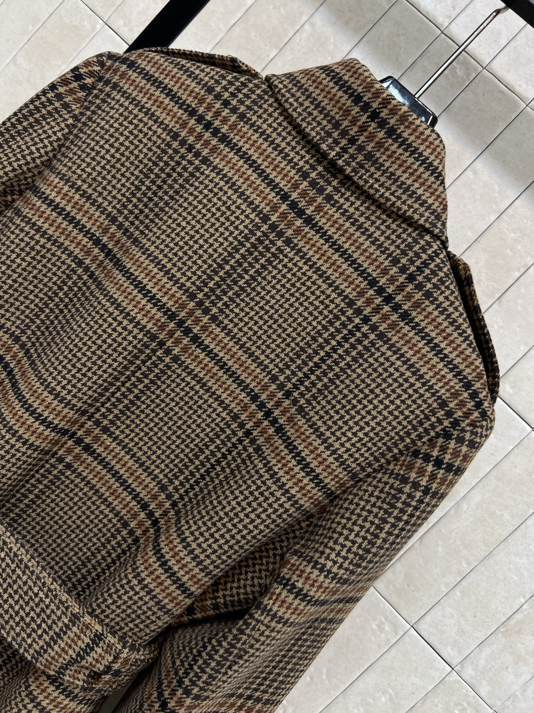 25秋冬新款 格纹羊毛大衣 定制复古格纹羊毛面料 质感超赞 亲肤舒适有重量 贴布口袋点缀 宽松廓形大衣上