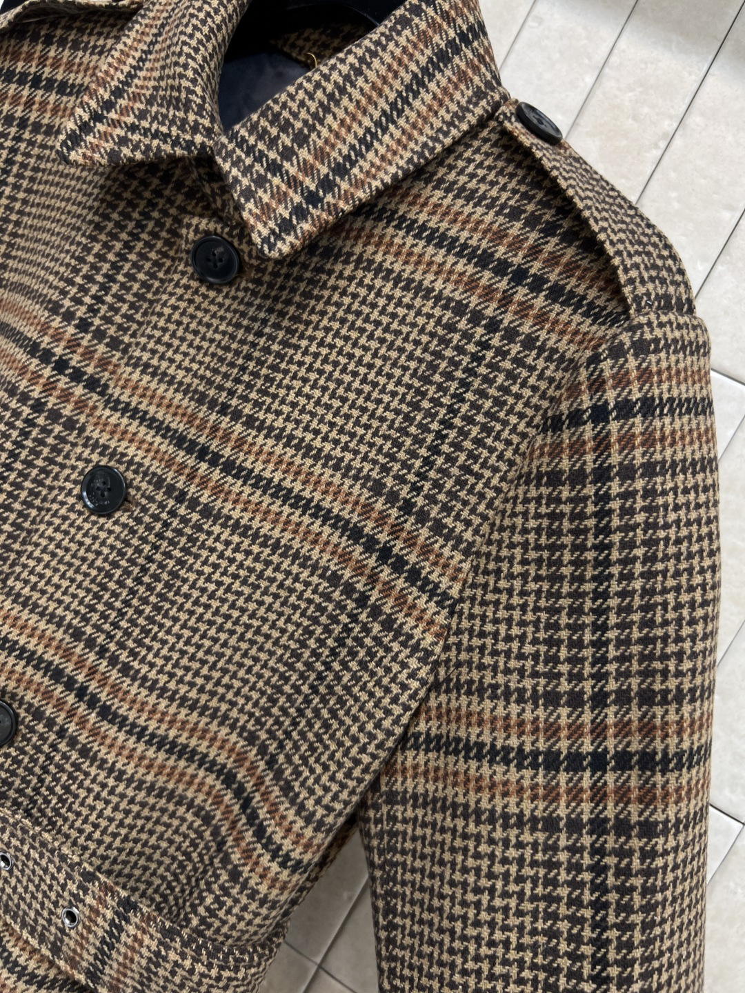 25秋冬新款 格纹羊毛大衣 定制复古格纹羊毛面料 质感超赞 亲肤舒适有重量 贴布口袋点缀 宽松廓形大衣上