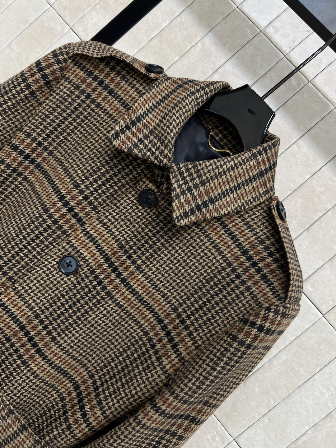 25秋冬新款 格纹羊毛大衣 定制复古格纹羊毛面料 质感超赞 亲肤舒适有重量 贴布口袋点缀 宽松廓形大衣上