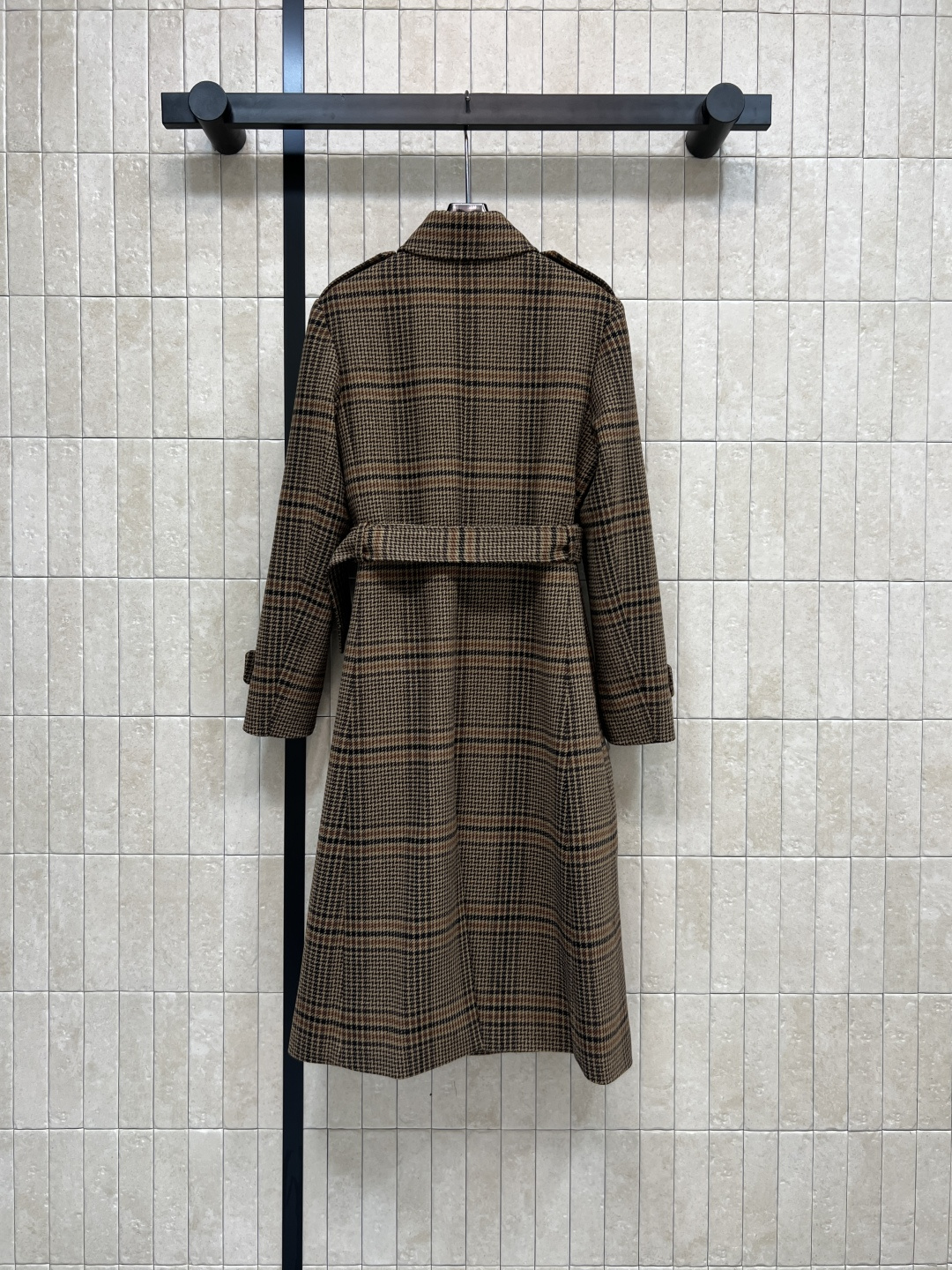 25秋冬新款 格纹羊毛大衣 定制复古格纹羊毛面料 质感超赞 亲肤舒适有重量 贴布口袋点缀 宽松廓形大衣上