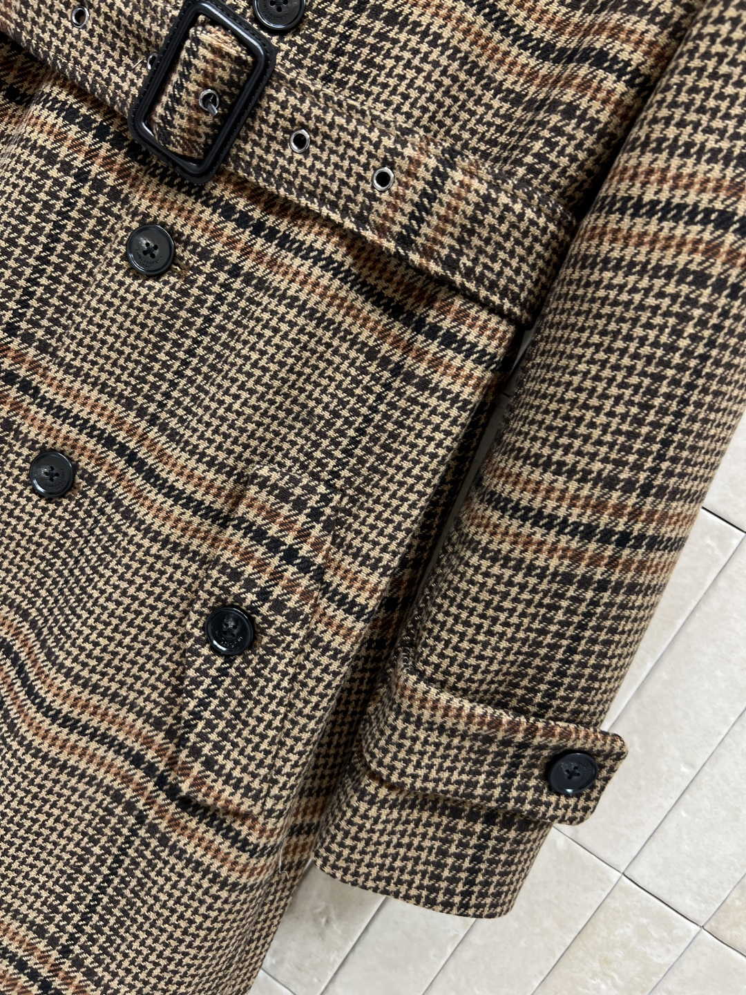 25秋冬新款 格纹羊毛大衣 定制复古格纹羊毛面料 质感超赞 亲肤舒适有重量 贴布口袋点缀 宽松廓形大衣上