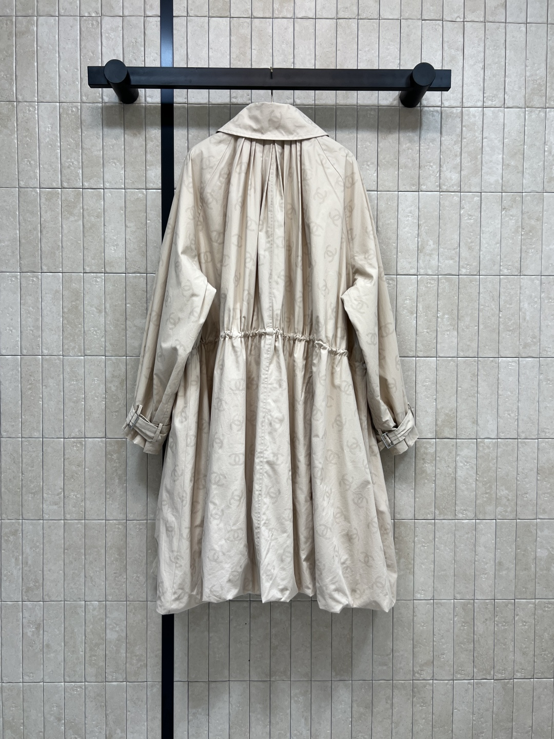 小香家 25秋冬新款 双C暗纹长款花苞风衣 配有抽绳收腰修身 勾勒腰线 轻松拿捏完美身材比例 内衬做的暗