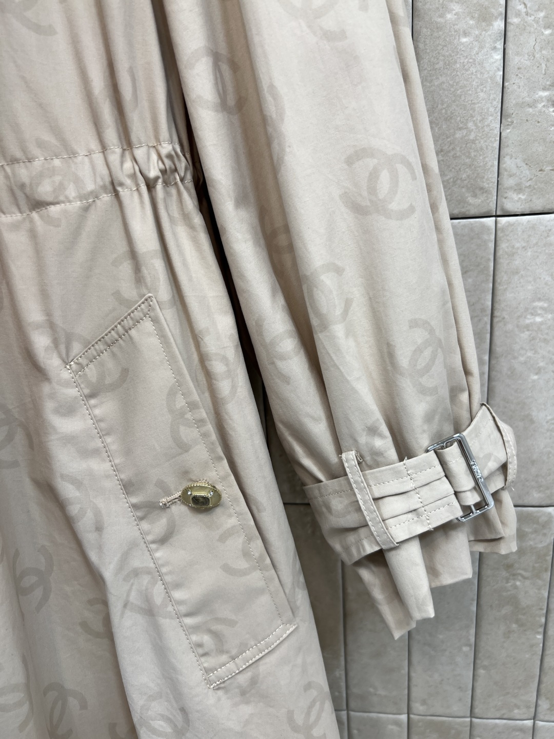 小香家 25秋冬新款 双C暗纹长款花苞风衣 配有抽绳收腰修身 勾勒腰线 轻松拿捏完美身材比例 内衬做的暗