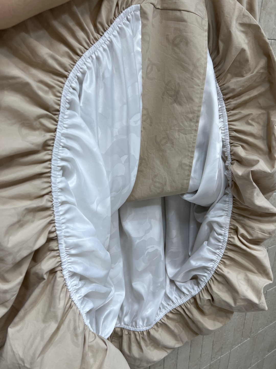 小香家 25秋冬新款 双C暗纹长款花苞风衣 配有抽绳收腰修身 勾勒腰线 轻松拿捏完美身材比例 内衬做的暗