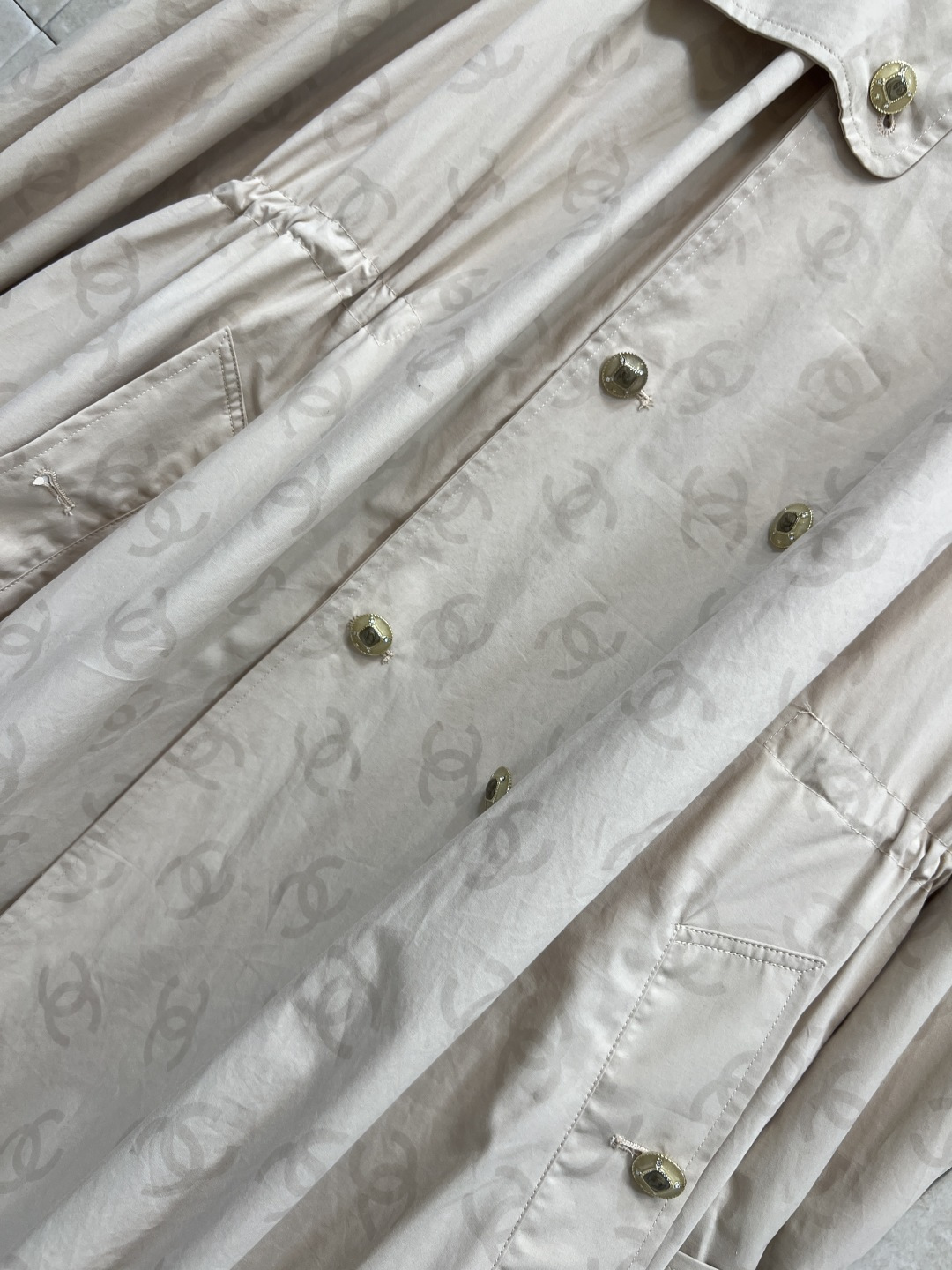 小香家 25秋冬新款 双C暗纹长款花苞风衣 配有抽绳收腰修身 勾勒腰线 轻松拿捏完美身材比例 内衬做的暗