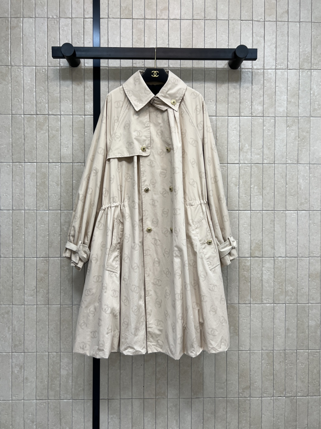 NO:500937,Xiaoxiangjia 25 autumn and winter new style, double C dark pattern long flower bud windbreaker with drawstring waist slim fit, outline waistline, easy to grasp the perfect body proportions, dark pattern jacquard fabric made of lining, full-print dark pattern logo highlights the brand's charm, whether it is matched with shirts, T-shirts or suspenders, you can easily wear a variety of styles. It is really a versatile tool!  One color three codes, chanel,tees,t-shirt,alexander wang19860909小香家 25秋冬新款 双C暗纹长款花苞风衣 配有抽绳收腰修身 勾勒腰线 轻松拿捏完美身材比例 内衬做的暗纹提花面料 满印的暗纹Logo彰显品牌魅力 无论是搭配衬衣、T恤还是吊带 都能轻松穿出多种风格 真的是百搭神器！一色三码,,chanel,tees，t-shirt,alexander wang,Women's clothing