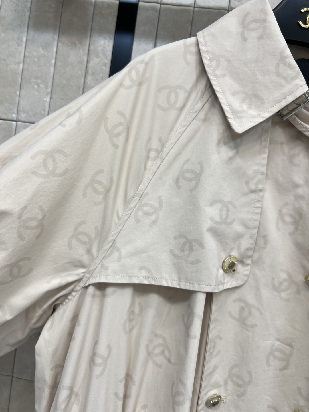 小香家 25秋冬新款 双C暗纹长款花苞风衣 配有抽绳收腰修身 勾勒腰线 轻松拿捏完美身材比例 内衬做的暗