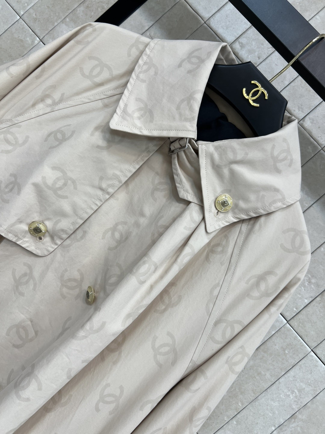 小香家 25秋冬新款 双C暗纹长款花苞风衣 配有抽绳收腰修身 勾勒腰线 轻松拿捏完美身材比例 内衬做的暗