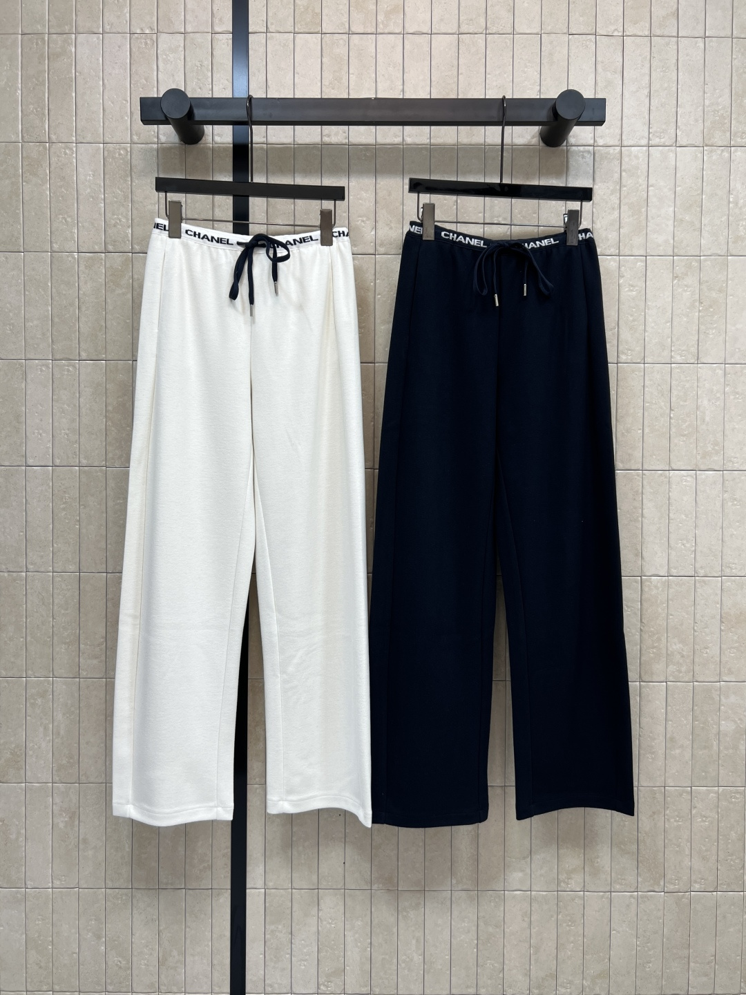 NO:500940,Xiaoxiangjia 25 autumn and winter new logo high-waist drawstring casual trousers lazy and casual recommendations. Daily matching is too necessary. It can not only wear a sporty casual style, but also bring out a fashionable and age-reducing combination. It shows off long legs. Two colors and three-code Size/S-M-L, chanel, alexander wang19860909小香家 25秋冬新款 logo高腰抽绳休闲卫裤 慵懒休闲推荐 日常搭配太需要了 既能穿出运动的休闲风 也能带出时尚减龄好搭配 巨显大长腿 两色三码Size/S-M-L,,chanel,alexander wang,Women's clothing