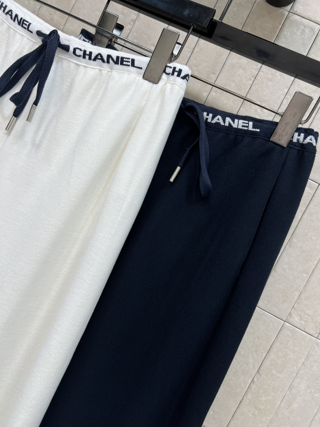 小香家 25秋冬新款 logo高腰抽绳休闲卫裤 慵懒休闲推荐 日常搭配太需要了 既能穿出运动的休闲风 也