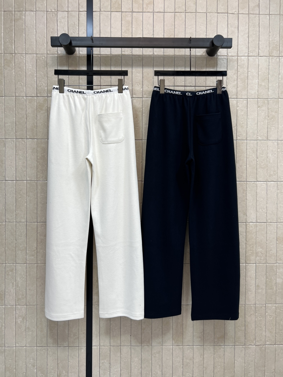 小香家 25秋冬新款 logo高腰抽绳休闲卫裤 慵懒休闲推荐 日常搭配太需要了 既能穿出运动的休闲风 也