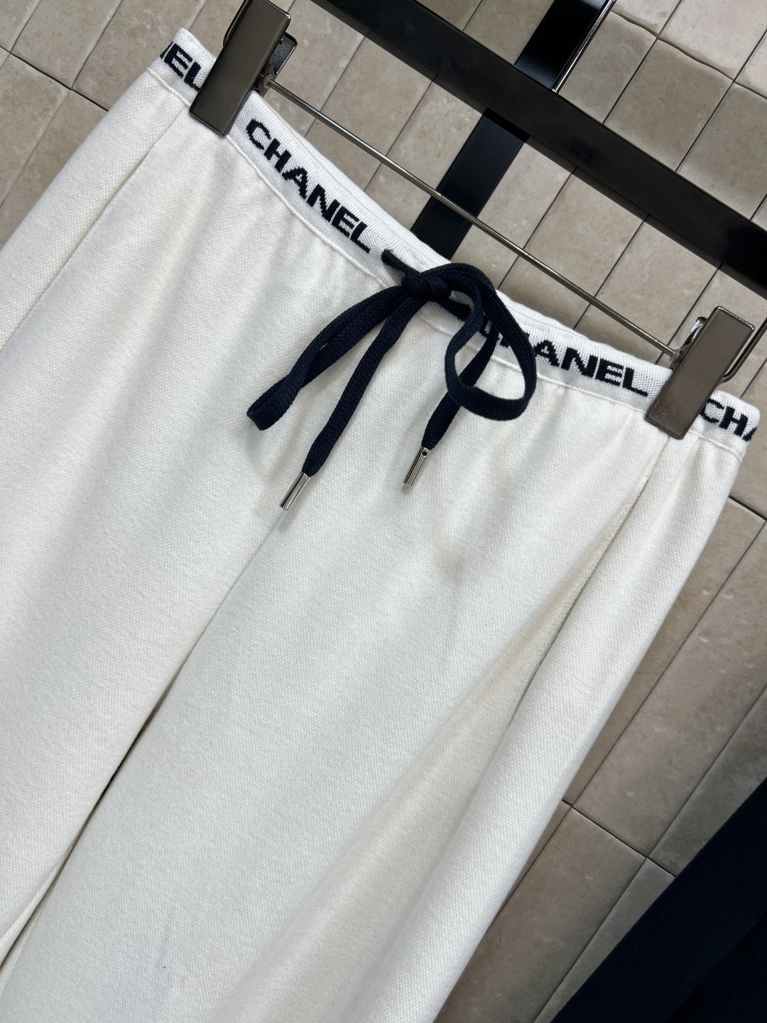 小香家 25秋冬新款 logo高腰抽绳休闲卫裤 慵懒休闲推荐 日常搭配太需要了 既能穿出运动的休闲风 也