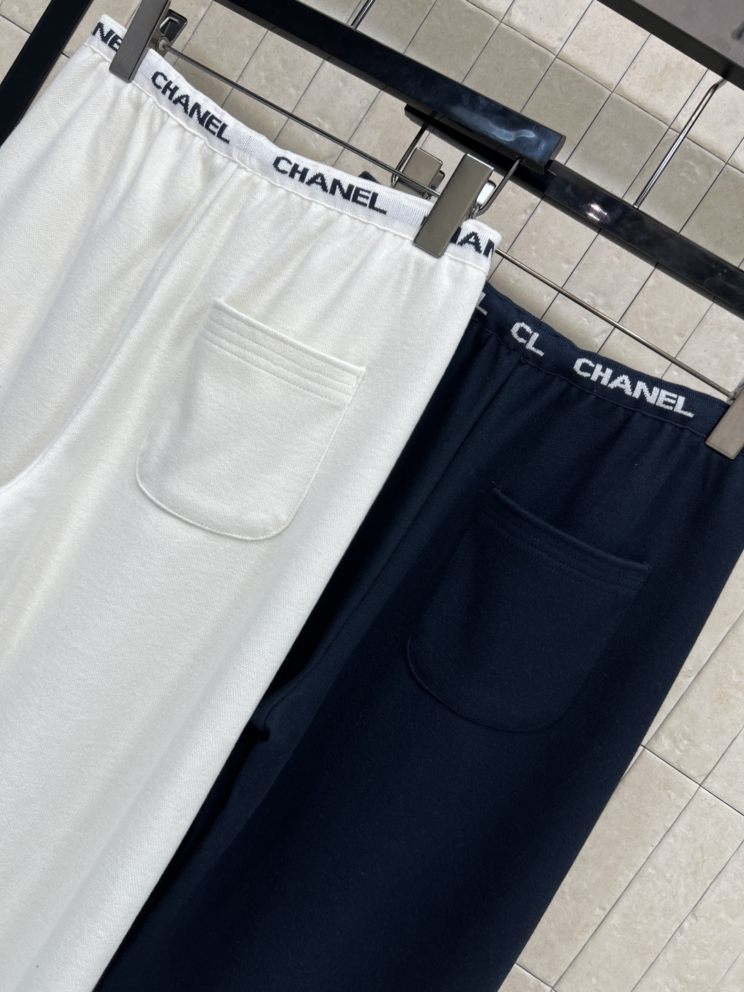 小香家 25秋冬新款 logo高腰抽绳休闲卫裤 慵懒休闲推荐 日常搭配太需要了 既能穿出运动的休闲风 也