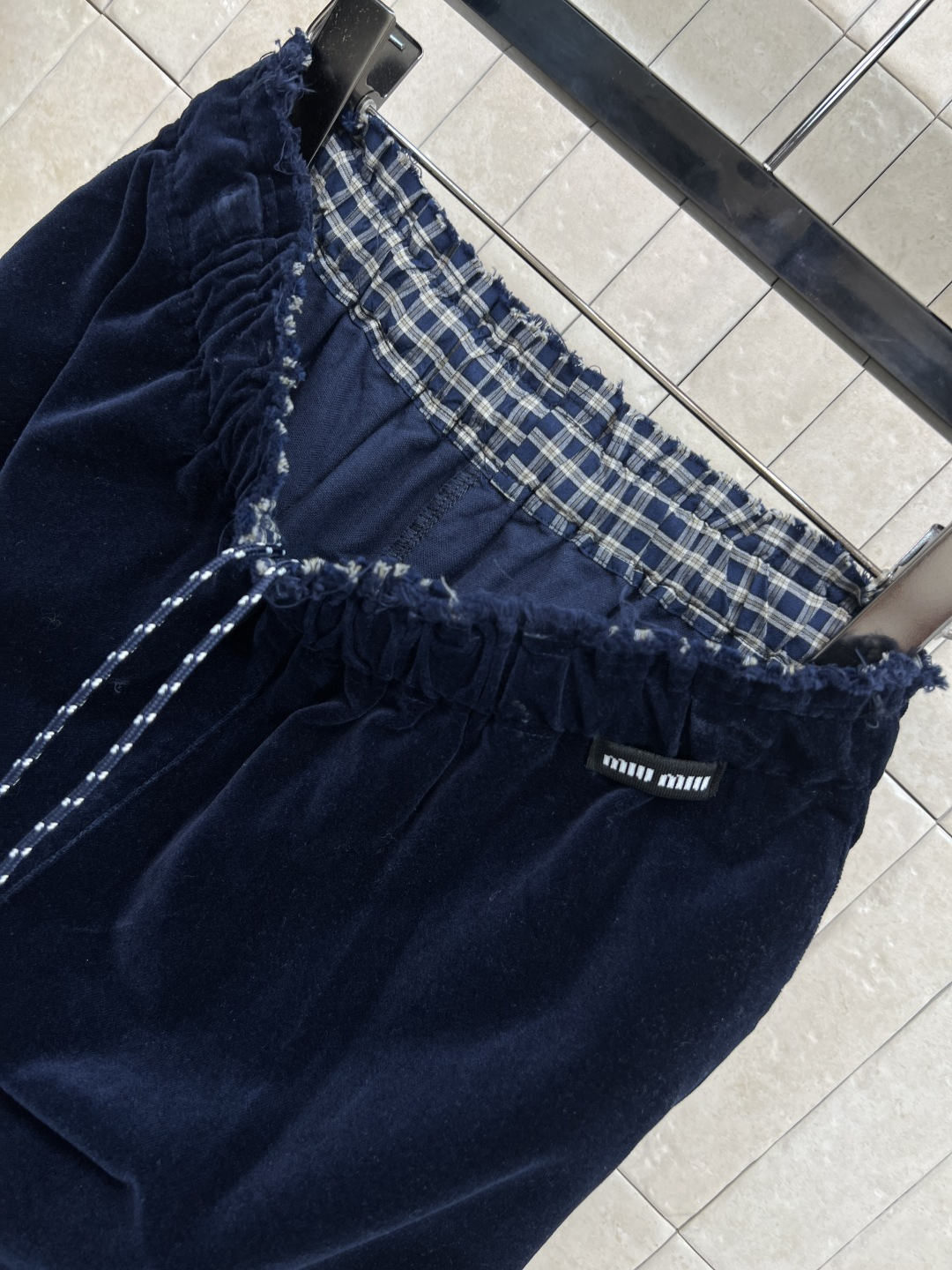 MIu家 25秋冬新款 丝绒格纹松紧腰休闲卫裤 松紧腰里面拼接复古格纹内抽绳收腰设计 休闲版型超日常百搭