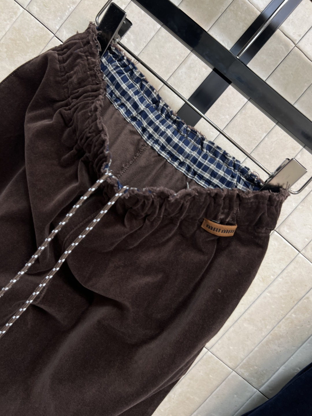 MIu家 25秋冬新款 丝绒格纹松紧腰休闲卫裤 松紧腰里面拼接复古格纹内抽绳收腰设计 休闲版型超日常百搭