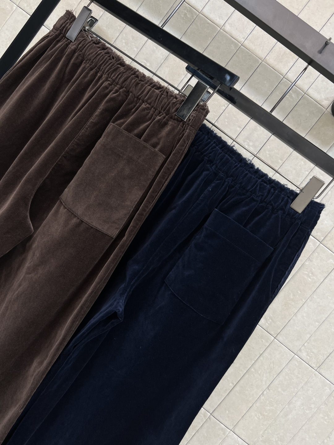 MIu家 25秋冬新款 丝绒格纹松紧腰休闲卫裤 松紧腰里面拼接复古格纹内抽绳收腰设计 休闲版型超日常百搭