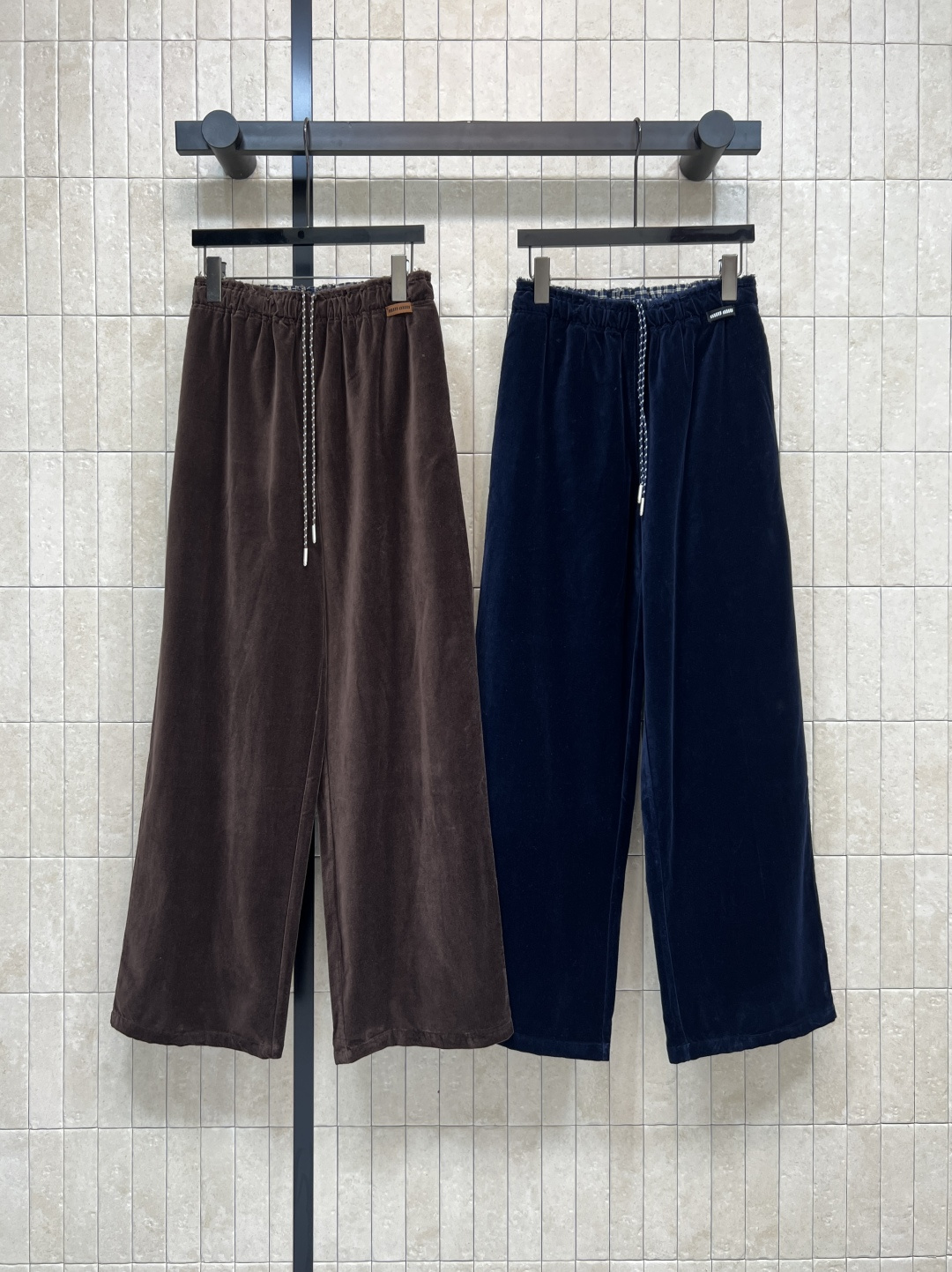 NO:500920,MIujia 25 autumn and winter new style velvet plaid elastic waist casual trousers elastic waist spliced ​​retro plaid inner drawstring waist design casual style super daily versatile, huge upper body makes you look slim, daily necessities for high street items, logo letter patches and embellishments, low-key and luxurious, customized velvet fabric, two colors and three codes Size/36-38-40,,miumiu,alexander wang19860909MIu家 25秋冬新款 丝绒格纹松紧腰休闲卫裤 松紧腰里面拼接复古格纹内抽绳收腰设计 休闲版型超日常百搭 上身巨显瘦 日常必备高街单品 logo字母贴布加持点缀 低调又不失奢华 定制丝绒面料 两色三码 Size/36-38-40,,miumiu,alexander wang,Women's clothing