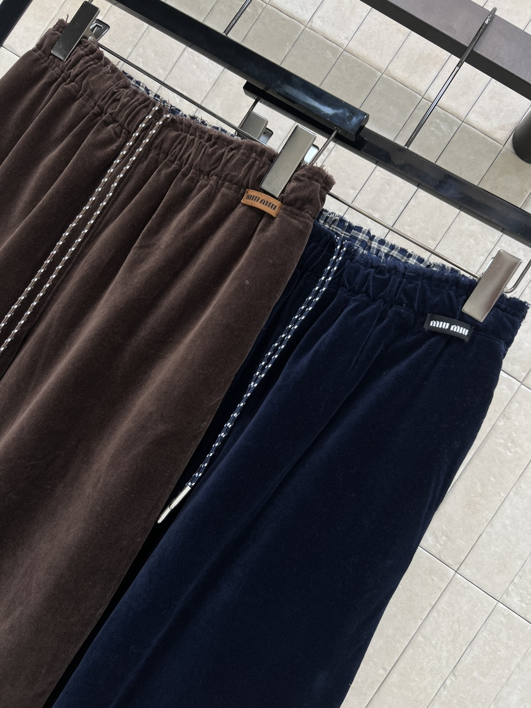 MIu家 25秋冬新款 丝绒格纹松紧腰休闲卫裤 松紧腰里面拼接复古格纹内抽绳收腰设计 休闲版型超日常百搭