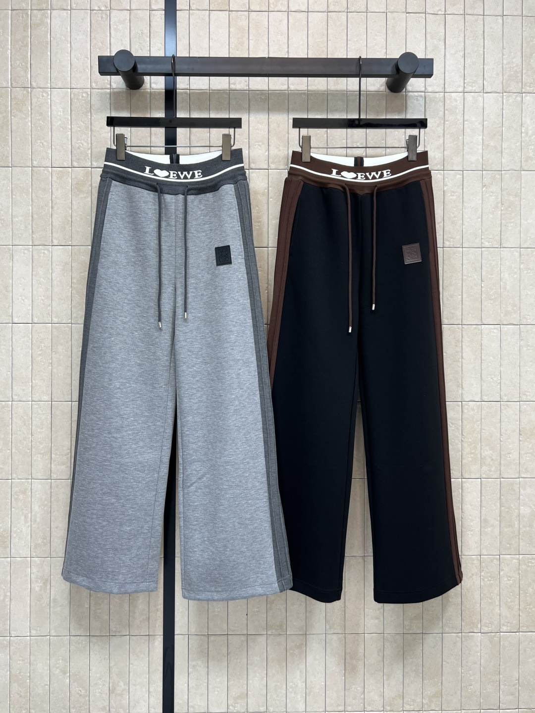 NO:500926,LW Home 25 autumn and winter new logo elastic waist casual sweatpants casual pants logo elastic waist + drawstring waist design The contrasting color splicing design on both sides adds a design sense to the pants, bringing a unique feeling Simple and versatile pants commuting, loose fit but not wide, and you can feel assured in a variety of figures and not picky about your body. It is very simple and energetic with a jacket. Two-color three-code Size/S-M-L,, jackets & coats,alexander wang19860909LW家 25秋冬新款 logo松紧腰休闲卫裤 休闲裤做logo松紧腰+抽绳收腰设计 两侧撞色拼接设计为裤子增添设计感 带来独特感受简洁的裤型通勤百搭 宽松版型但不显胯宽 多种身形都可以放心入不挑身材 搭配外套非常简约有活力 两色三码Size/S-M-L,,jackets & coats,alexander wang,Women's clothing