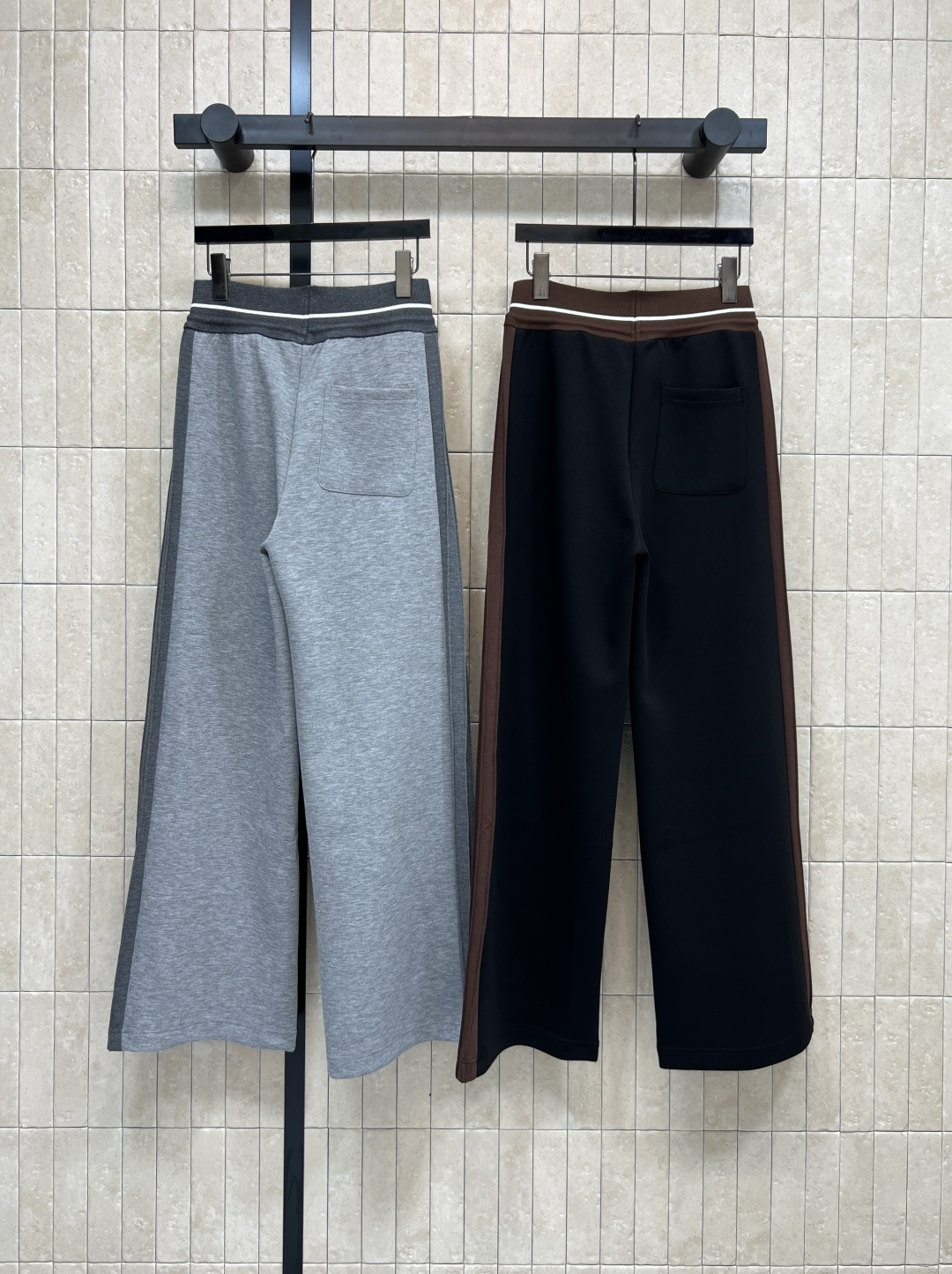 LW家 25秋冬新款 logo松紧腰休闲卫裤 休闲裤做logo松紧腰+抽绳收腰设计 两侧撞色拼接设计为裤