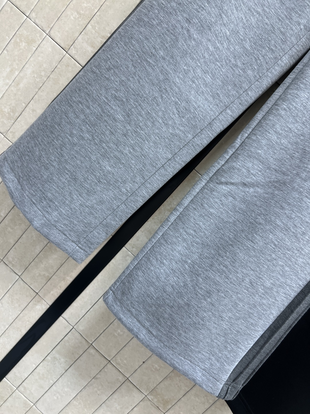 LW家 25秋冬新款 logo松紧腰休闲卫裤 休闲裤做logo松紧腰+抽绳收腰设计 两侧撞色拼接设计为裤