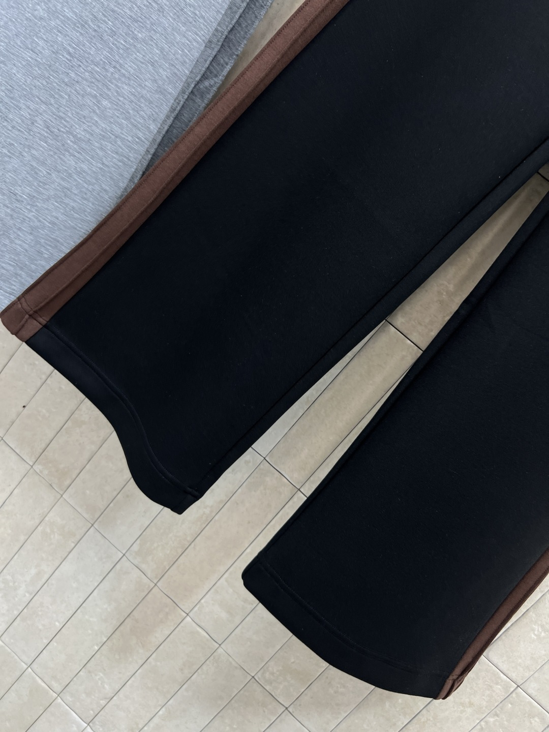 LW家 25秋冬新款 logo松紧腰休闲卫裤 休闲裤做logo松紧腰+抽绳收腰设计 两侧撞色拼接设计为裤