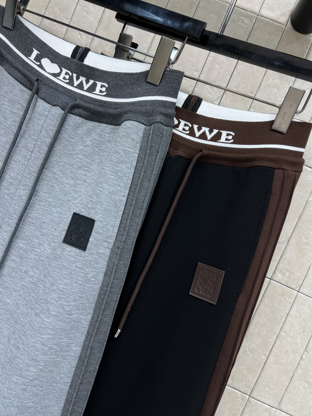 LW家 25秋冬新款 logo松紧腰休闲卫裤 休闲裤做logo松紧腰+抽绳收腰设计 两侧撞色拼接设计为裤