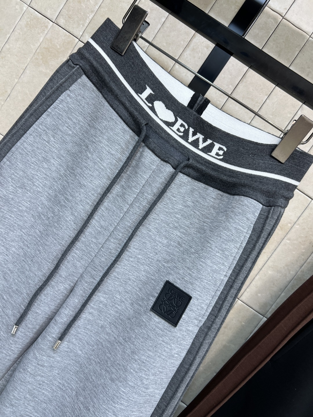 LW家 25秋冬新款 logo松紧腰休闲卫裤 休闲裤做logo松紧腰+抽绳收腰设计 两侧撞色拼接设计为裤