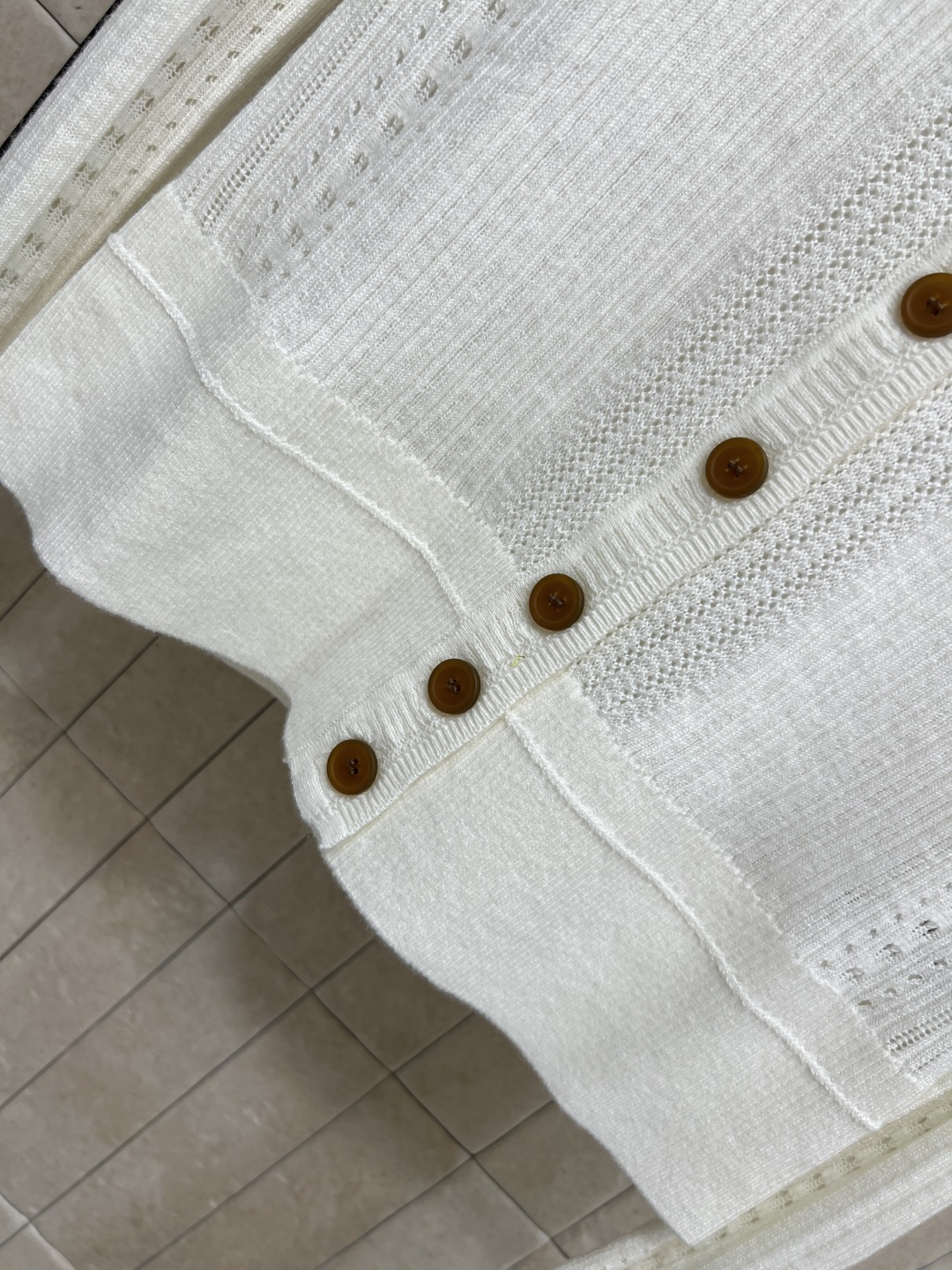 25秋冬新款 星球刺绣针织长袖开衫 小V领单排扣设计 经典的品牌logo点缀 整体采用镂空编织设计 一秒