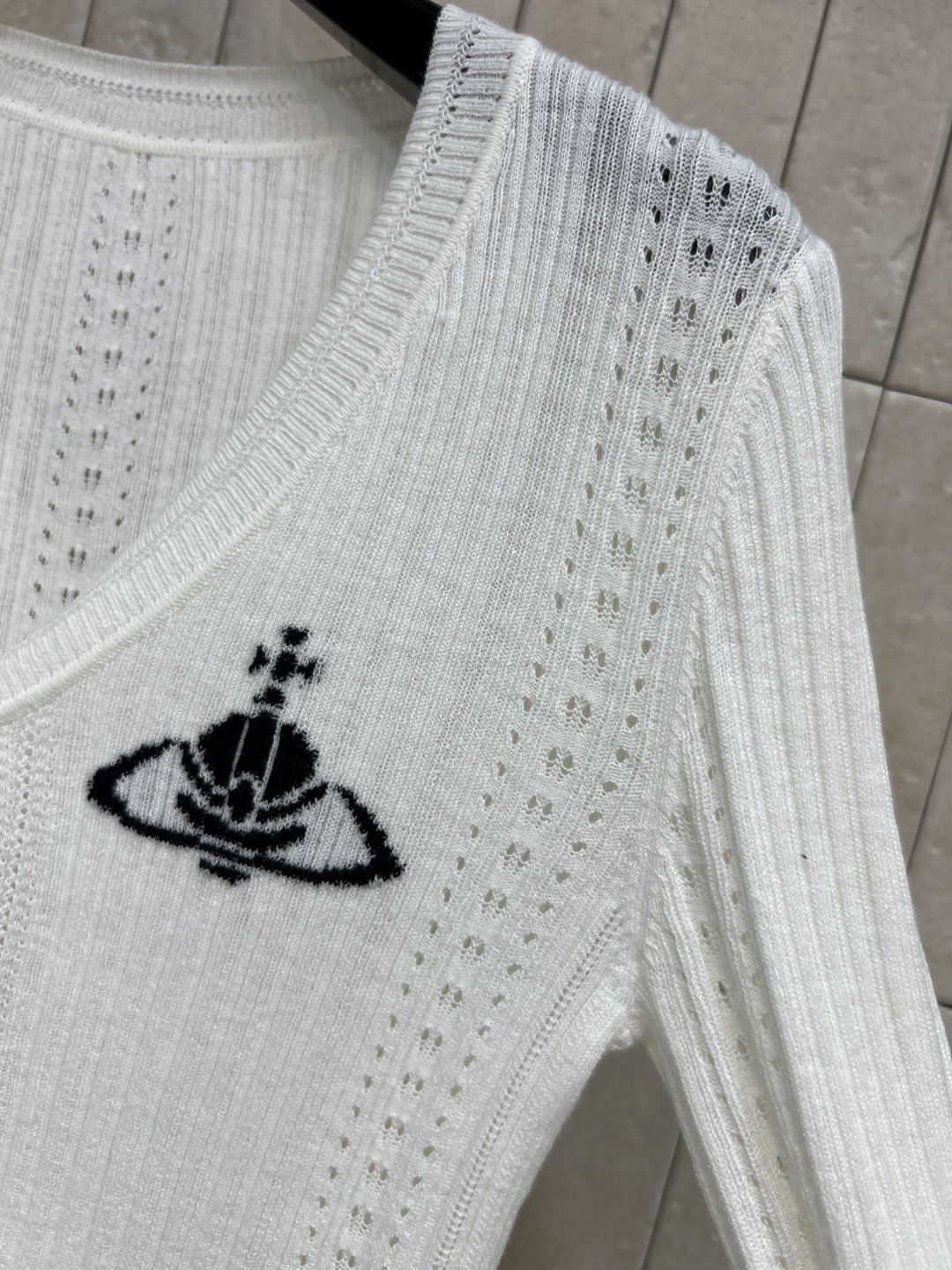 25秋冬新款 星球刺绣针织长袖开衫 小V领单排扣设计 经典的品牌logo点缀 整体采用镂空编织设计 一秒