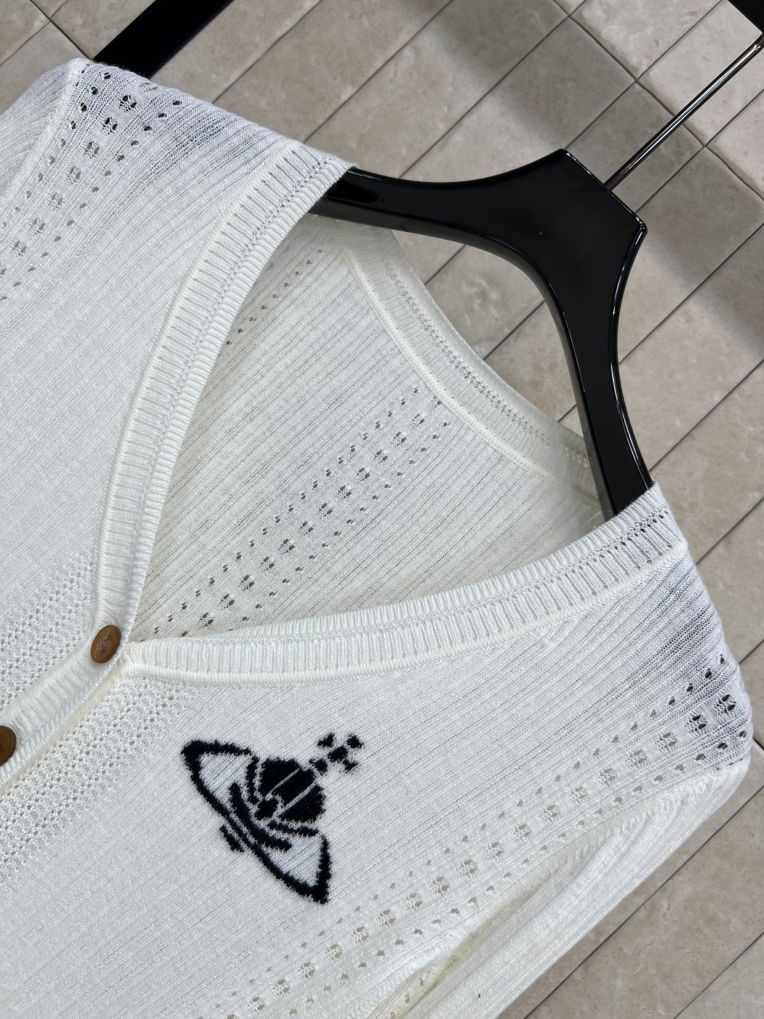 25秋冬新款 星球刺绣针织长袖开衫 小V领单排扣设计 经典的品牌logo点缀 整体采用镂空编织设计 一秒