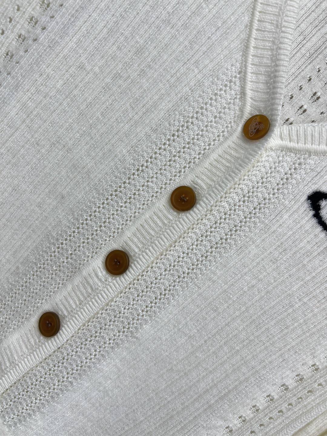 25秋冬新款 星球刺绣针织长袖开衫 小V领单排扣设计 经典的品牌logo点缀 整体采用镂空编织设计 一秒