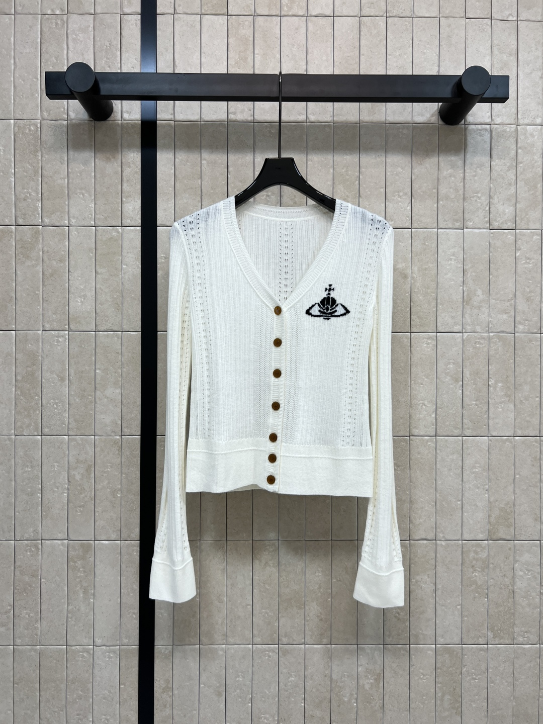 NO:500934,New autumn and winter styles, planet embroidery knitted long-sleeved cardigan, small V-neck single-breasted design, classic brand logo embellishment, hollow woven design, one second eye-catching and eye-catching, comfortable upper body, loose style without picking people, can be controlled by any figure, upper body is casual and casual, age-reducing girlish temperament, L color three-code Size/S-M-L,,alexander wang19860909秋冬新款 星球刺绣针织长袖开衫 小V领单排扣设计 经典的品牌logo点缀整体采用镂空编织设计 一秒的吸睛抢镜 上身舒适 宽松版型不挑人任何身材都可驾驭 上身就是随性休闲的减龄少女气质 L色三码Size/Ｓ－Ｍ－Ｌ,,alexander wang,Women's clothing