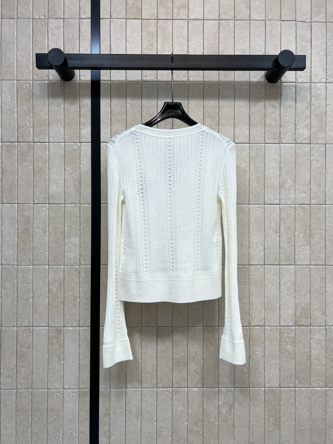 25秋冬新款 星球刺绣针织长袖开衫 小V领单排扣设计 经典的品牌logo点缀 整体采用镂空编织设计 一秒