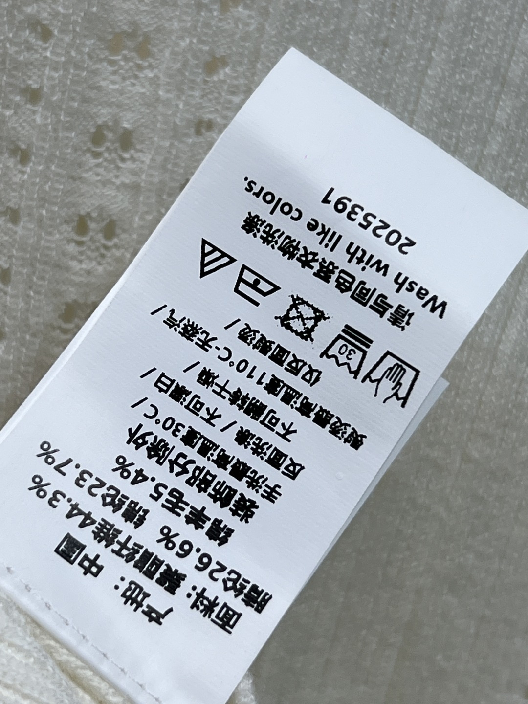 25秋冬新款 星球刺绣针织长袖开衫 小V领单排扣设计 经典的品牌logo点缀 整体采用镂空编织设计 一秒