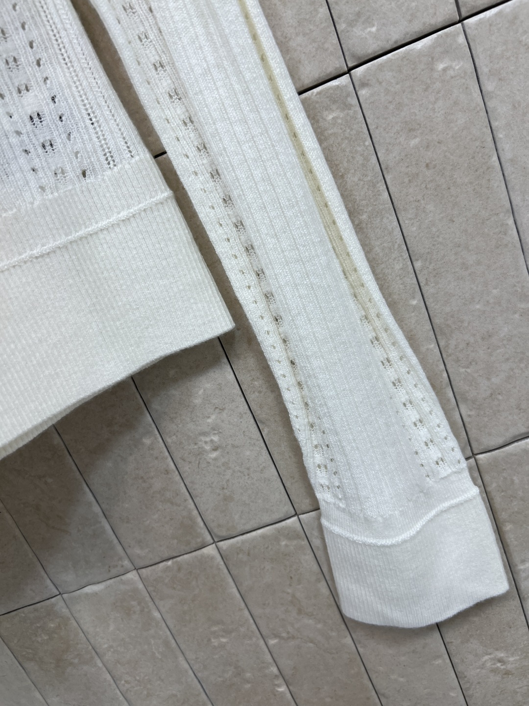 25秋冬新款 星球刺绣针织长袖开衫 小V领单排扣设计 经典的品牌logo点缀 整体采用镂空编织设计 一秒