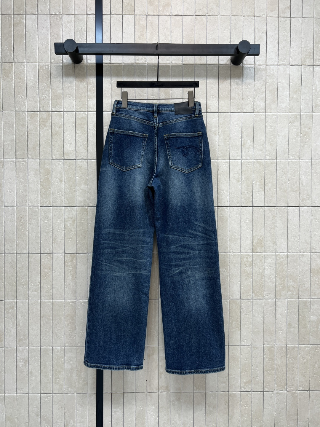 25秋冬新款 高腰阔腿牛仔裤 经典的直筒版型超级显瘦拉长身材比例 定制的皮牌 点缀细节上满满的设计感 面
