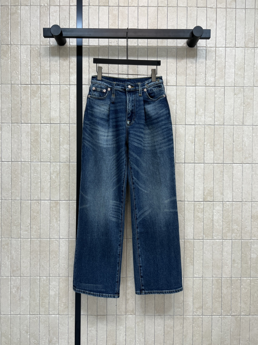 NO:500942,New autumn and winter styles, high waist wide-leg jeans, classic straight-leg style, super slimming and elongating body proportions, customized leather cards, full of design in details, super comfortable upper body, easy to match, very high-end and age-reducing, no body shape, one color 5 size 26-27-28-29-30,,jeans,alexander wang19860909秋冬新款 高腰阔腿牛仔裤 经典的直筒版型超级显瘦拉长身材比例 定制的皮牌 点缀细节上满满的设计感 面料上身超舒适 随便搭配都很高级减龄 完全不挑任何身材 一色5码 26-27-28-29-30,,jeans,alexander wang,Women's clothing