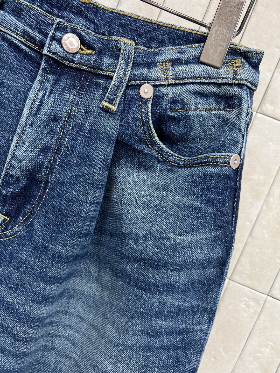 25秋冬新款 高腰阔腿牛仔裤 经典的直筒版型超级显瘦拉长身材比例 定制的皮牌 点缀细节上满满的设计感 面