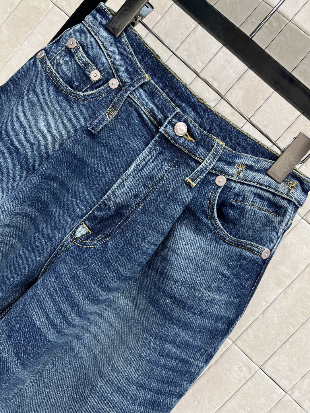 25秋冬新款 高腰阔腿牛仔裤 经典的直筒版型超级显瘦拉长身材比例 定制的皮牌 点缀细节上满满的设计感 面