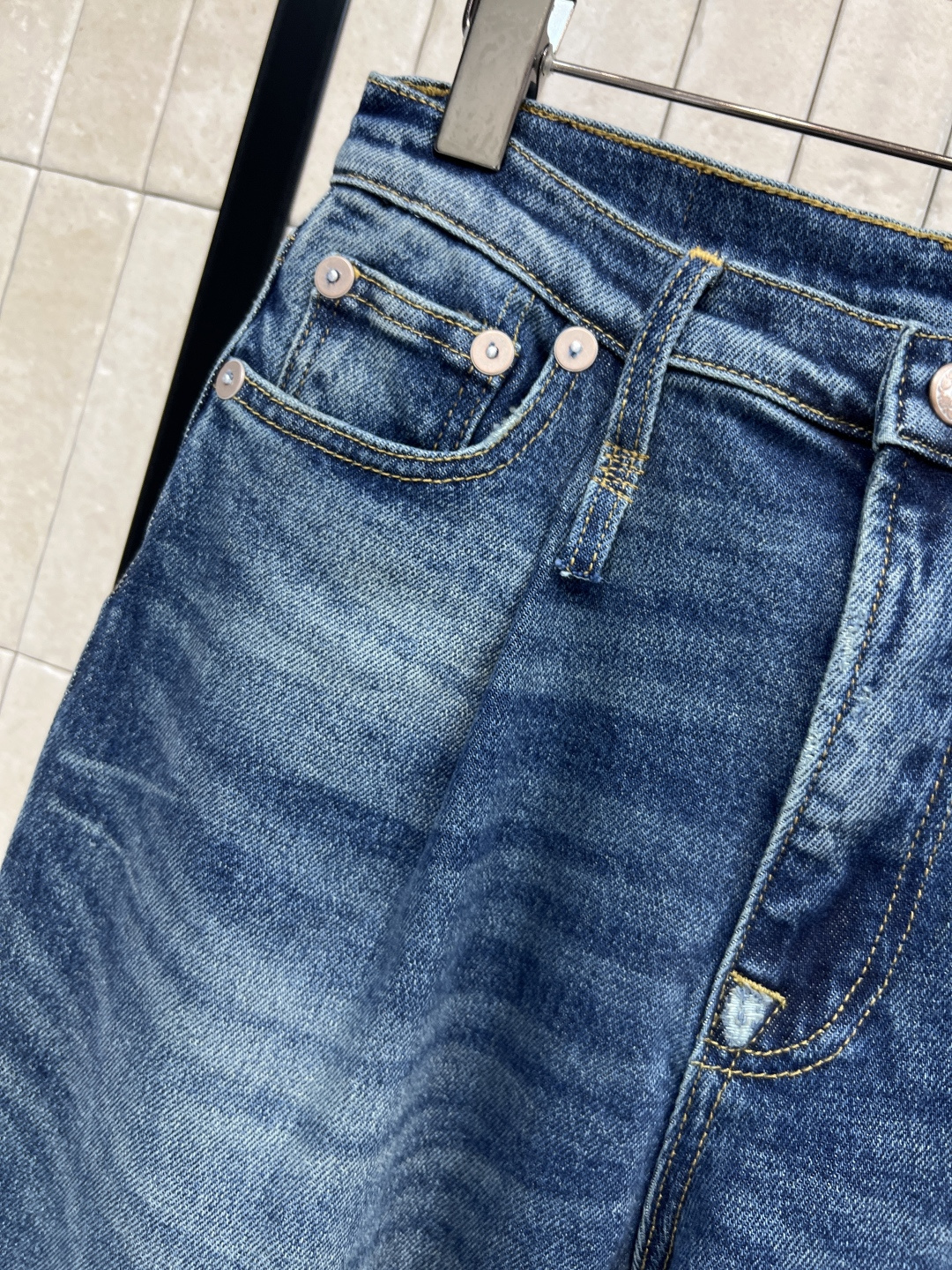 25秋冬新款 高腰阔腿牛仔裤 经典的直筒版型超级显瘦拉长身材比例 定制的皮牌 点缀细节上满满的设计感 面