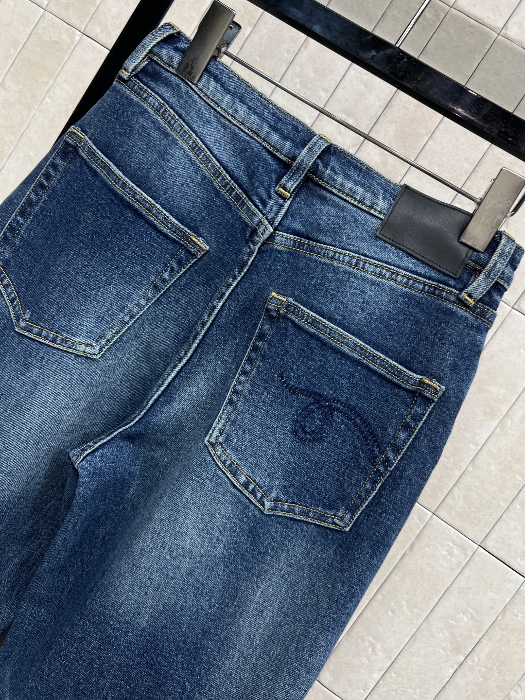 25秋冬新款 高腰阔腿牛仔裤 经典的直筒版型超级显瘦拉长身材比例 定制的皮牌 点缀细节上满满的设计感 面