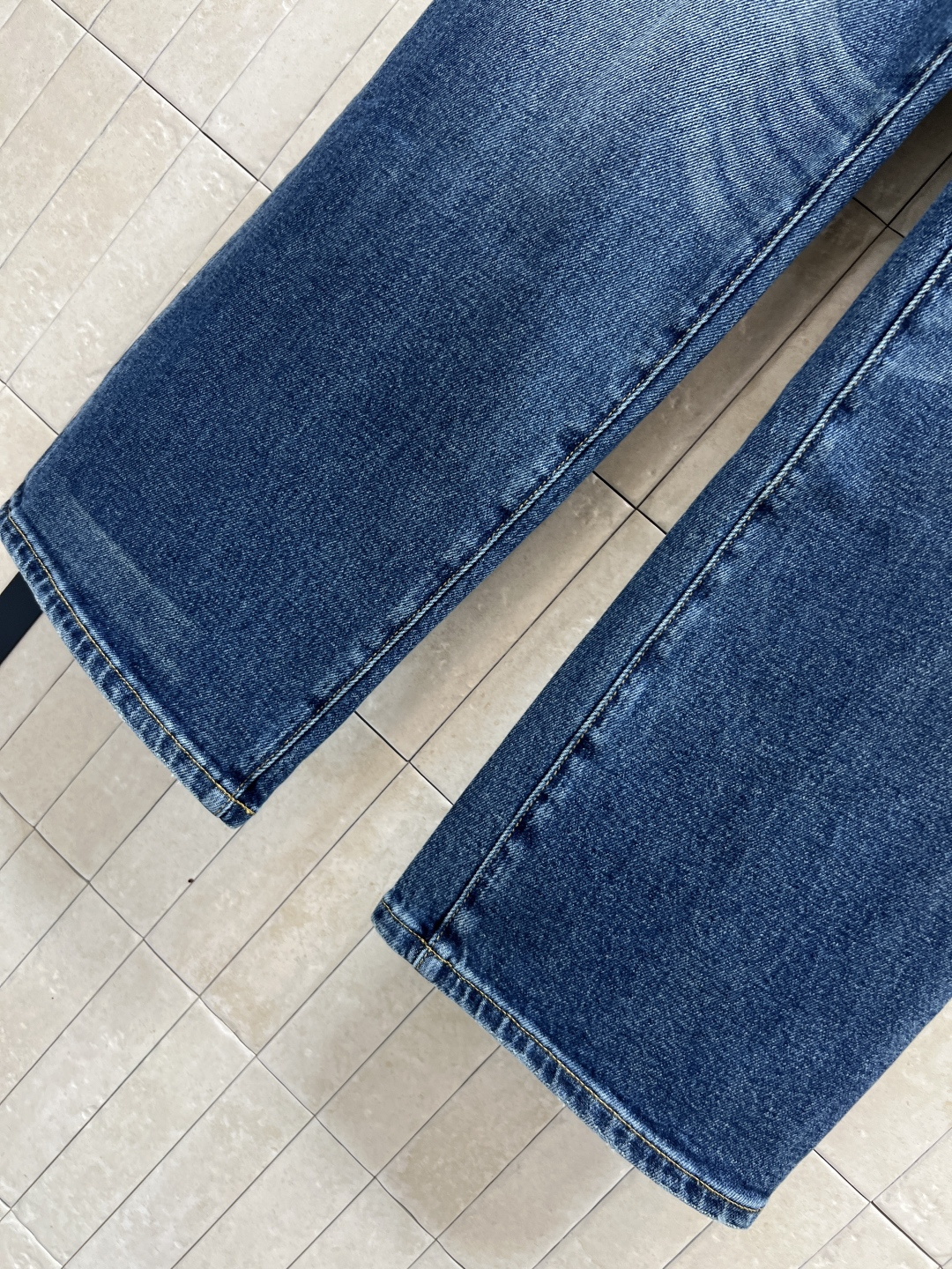 25秋冬新款 高腰阔腿牛仔裤 经典的直筒版型超级显瘦拉长身材比例 定制的皮牌 点缀细节上满满的设计感 面