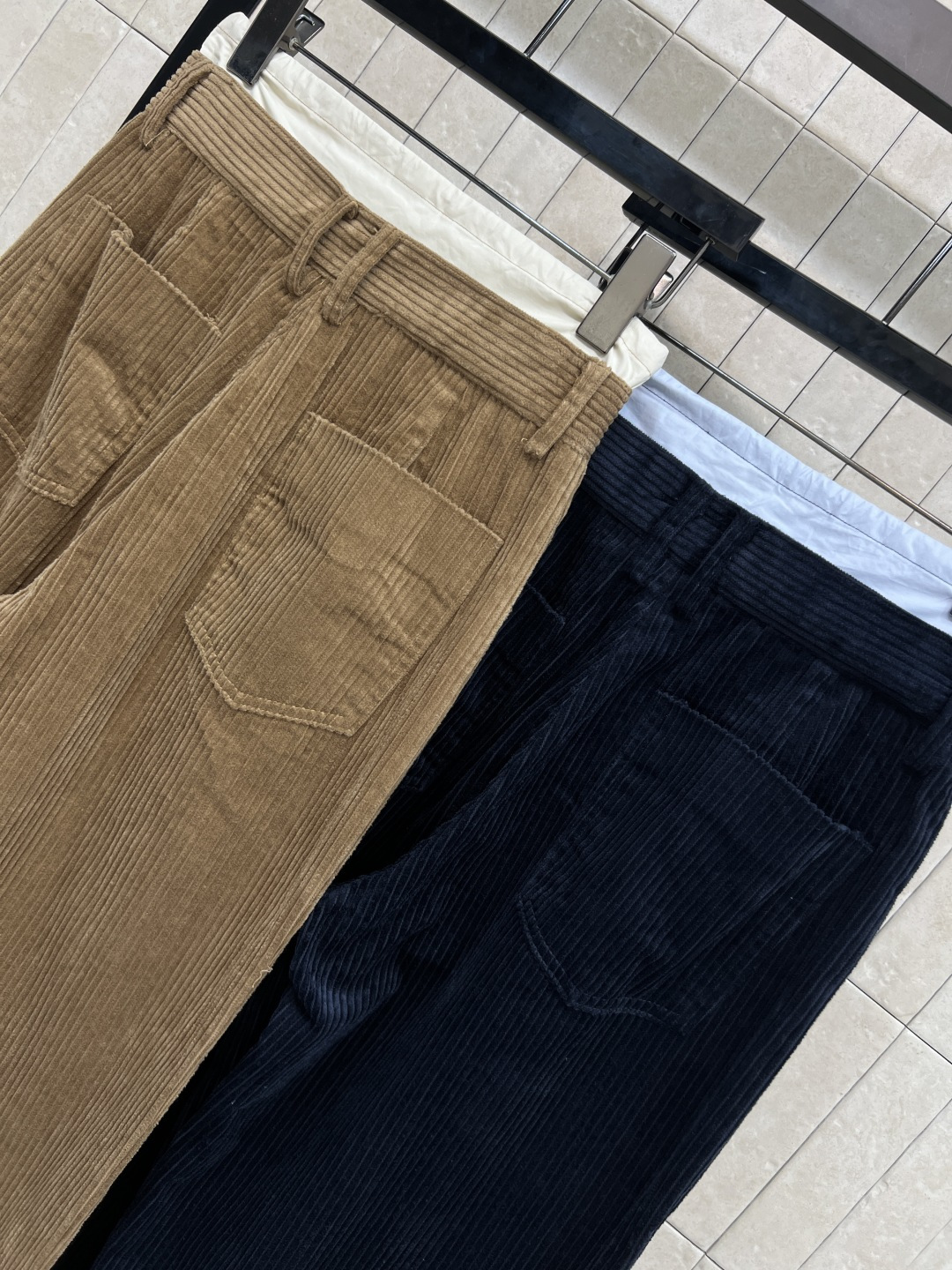 MIu家 25秋冬新款 双腰头拼接灯芯绒休闲裤 休闲裤做双腰头设计表现出腰部的非常规腰部塑造 撞色拼接设